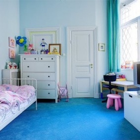 רצפה כחולה בחדר השינה של הילדים