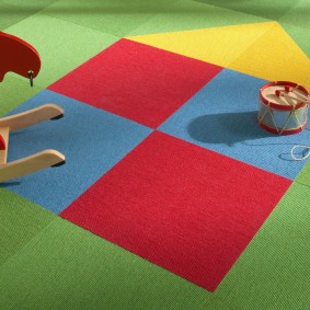 דפוסים מרובעים על שטיח ילדים
