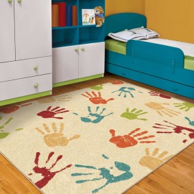 שטיח קטן על רצפת חדר הילדים