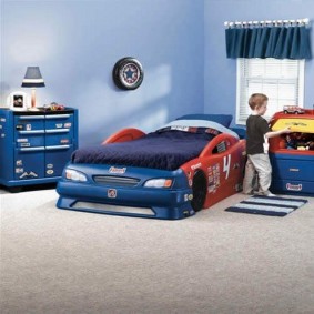 מיטת ילדים בצורה של מכונית