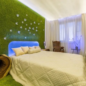 שטיח ירוק על קיר חדר השינה של הילדים
