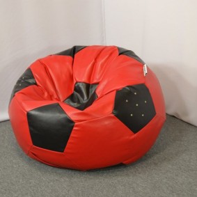 Model de geantă de scaun Ball în colțul camerei copiilor