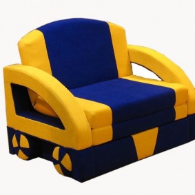 Chaise jaune et bleue pour un garçon d'âge préscolaire