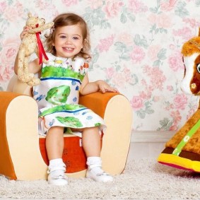 كرسي مريح لفتاة تبلغ من العمر ثلاث سنوات