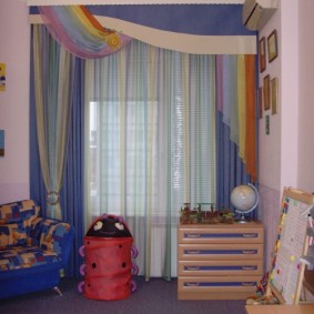 Pelmet תוצרת בית על חלון החדר עבור הבן