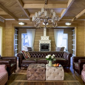 Una combinación de muebles tapizados en la sala de estar de una casa de madera.