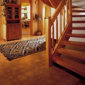 Egy kis szőnyeg egy faház előcsarnokában