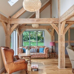 Estructuras de madera en el interior de una casa de campo.