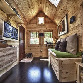 ห้องนั่งเล่นแคบ ๆ ในบ้านไม้