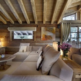 Drevené trámy na strope obývacej izby