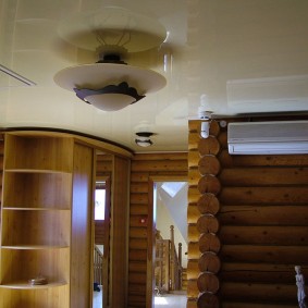 Spanplafond in een blokhut