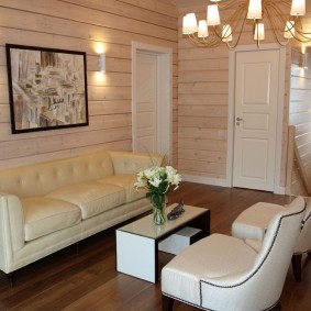 Vita möbler i ett litet vardagsrum