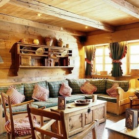 Medinė lentyna indams namuose iš medienos