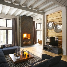 Color blanco en el interior de una casa de madera.