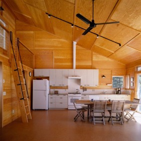 Acabado de madera contrachapada en el techo de una casa privada