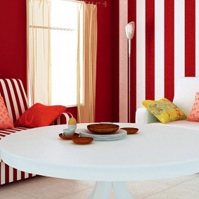 Giấy dán tường màu đỏ tía trong nội thất phòng khách