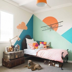 דפוסי צבע גיאומטריים על קיר חדר הילדים