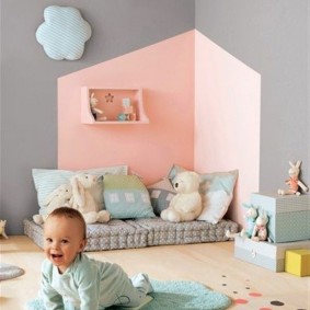 جدران وردية اللون من غرفة نوم الأطفال