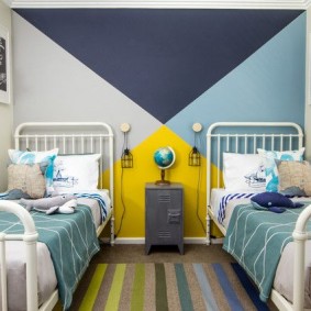 مثلثات ملونة في غرفة نوم الأطفال