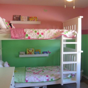 جدران خضراء وردية خلف سرير بطابقين