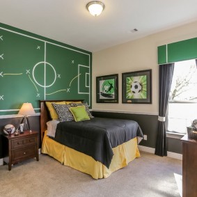 ملعب كرة القدم على جدار غرفة لصبي