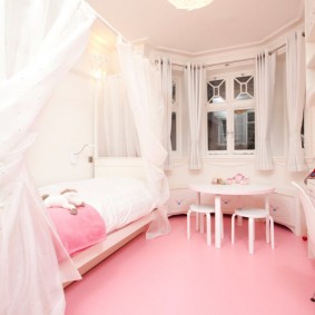 الأرضيات الوردي في غرفة الفتاة