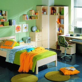 غرفة للأطفال مع أثاث خزانة