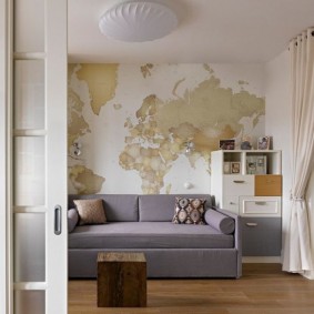 خريطة العالم على الحائط وراء الأريكة