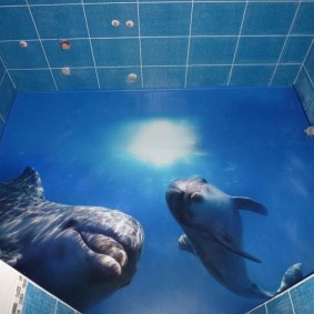 Delphine auf dem Boden im Badezimmer der Wohnung