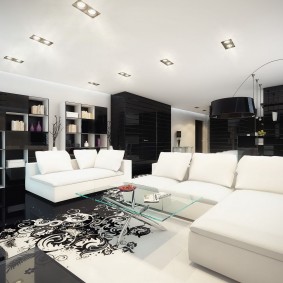 Salongområde med hvite møbler
