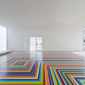 Impresión geométrica en el piso del pasillo