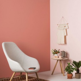 De combinatie van roze en perzikkleuren in het interieur van de woonkamer