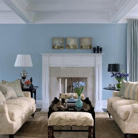 קיר כחול בסלון