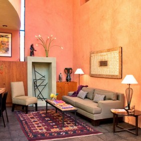 Måla väggarna i vardagsrummet med persikfärg