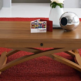Cabrio-Tisch auf Rollen im Wohnzimmer
