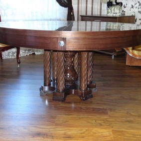 Okrągły drewniany stół