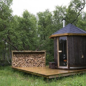 حمام صغير على منصة خشبية
