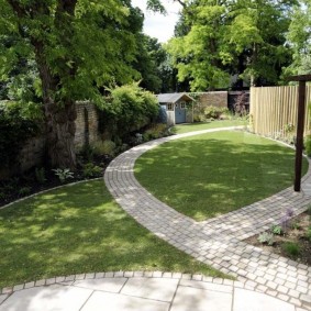 Garden paths in a narrow part of a summer cottage