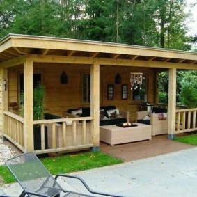 Nhà tắm bằng gỗ với một sân thượng để thư giãn
