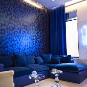 خلفية زرقاء في غرفة المعيشة