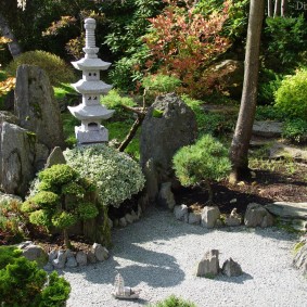 حديقة صخرة صغيرة على الطريقة اليابانية