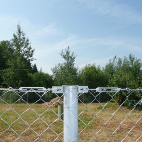 Cable para fijar la malla en el poste de la cerca.