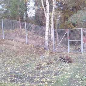 Pozinkovaný plot na svahu pozemku