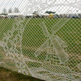 Ang pattern ng pandekorasyon ng malambot na wire sa isang net netting