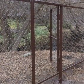Een open poort in een hek van een landsite