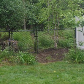 Coin d'un chalet d'été avec une clôture à partir d'une grille