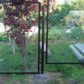 Quadros de cantos de aço em uma cerca do jardim