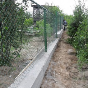 Połączone ogrodzenie betonowe i siatkowe