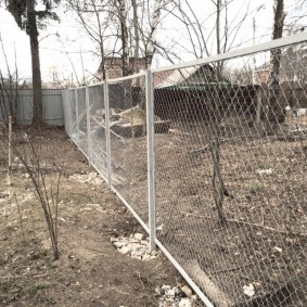 Construction d'une clôture de jardin à la fin de l'automne