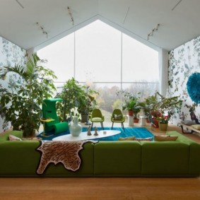 Låg soffa i rum i tropisk stil